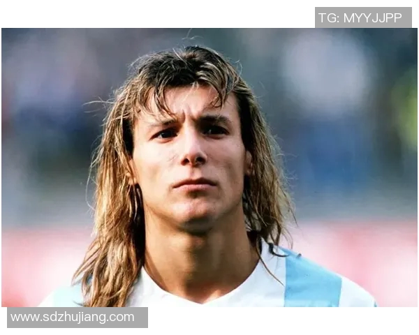 帅气长发足球明星的魅力与风采解析